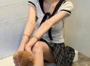 不耽误工作，51chigua网站小小靠窗边，呢喃着好梦中的八卦呀