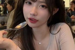 在51fun入口前犹豫不决，仿佛站在一条绝妙之路的转折点，真让人好奇！