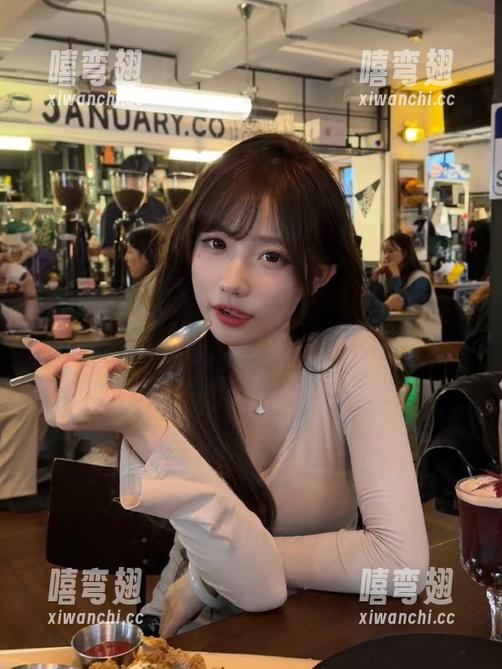 在51fun入口前犹豫不决，仿佛站在一条绝妙之路的转折点，真让人好奇！