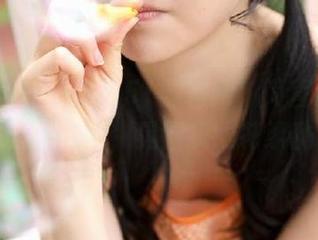 看“51黑料网”简直是观看舆论的博弈，晃得我眼花缭乱。