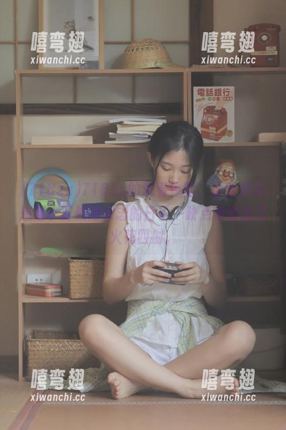 718sx的观看体验，让我差点想起小时候翻杂志的日子，缺点艳丽但又火花四射。