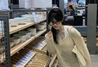 “黑料社”app的入口好像藏着些不太方便的秘密，冲进去前不如先备好小耳朵。