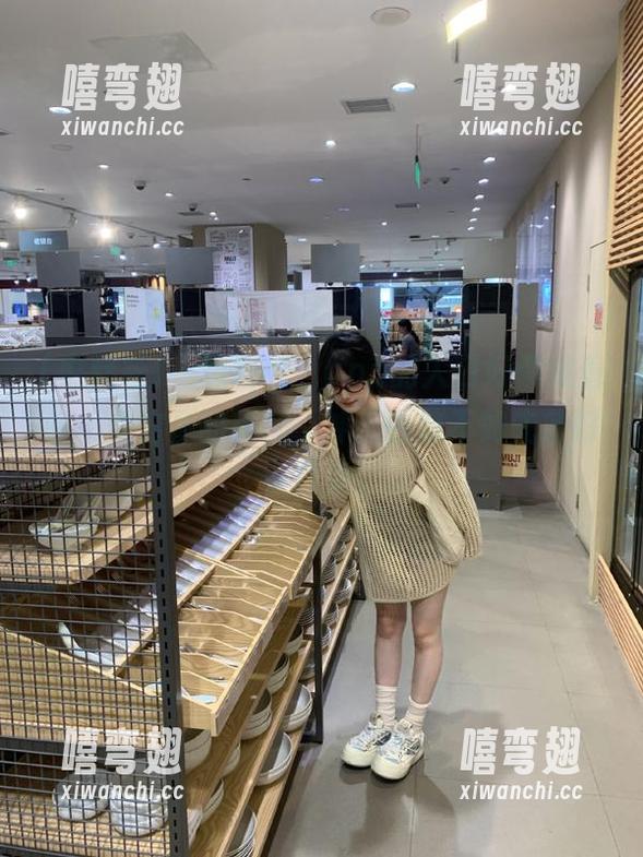 “黑料社”app的入口好像藏着些不太方便的秘密，冲进去前不如先备好小耳朵。